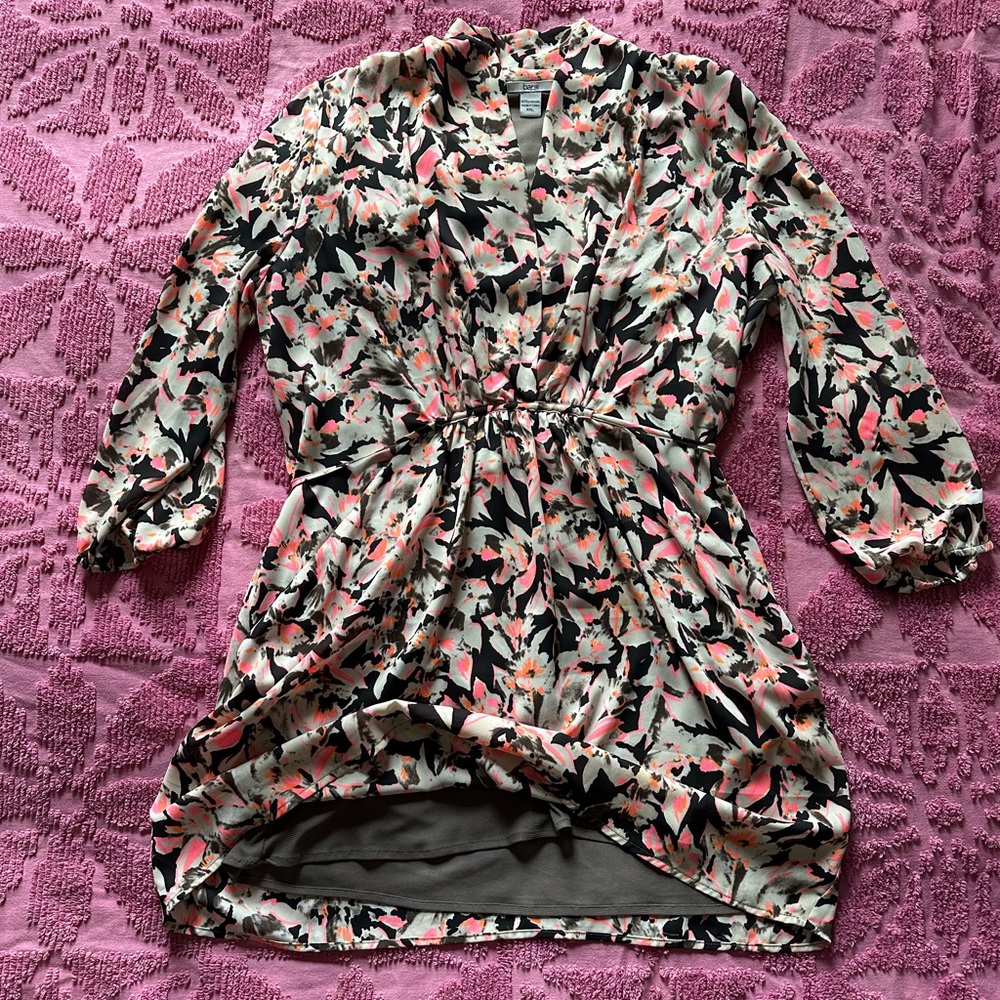 Cinched waist mini dress with puffy 3/4 sleeves. Has pockets and lining.